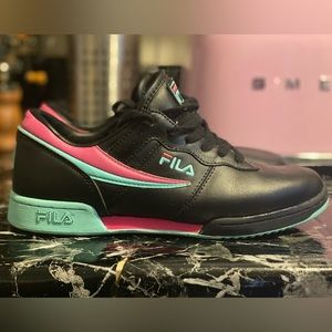 Black Fila sneakers 80’s 90’s pink turquoise